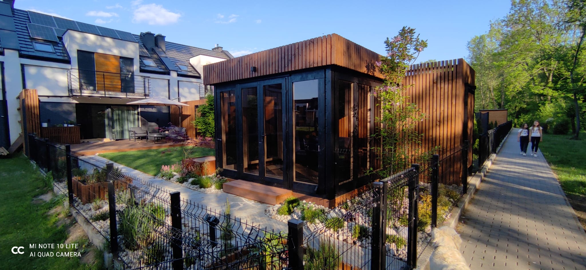 Nowoczesny ogród z altaną - Hej!Gotowe